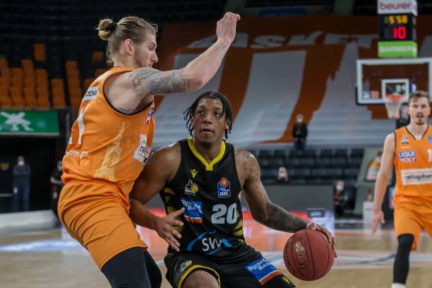 而在防守端 而在防守端