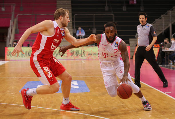 他们通过严 他们通过严