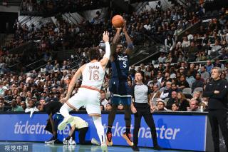 位球员的形 位球员的形